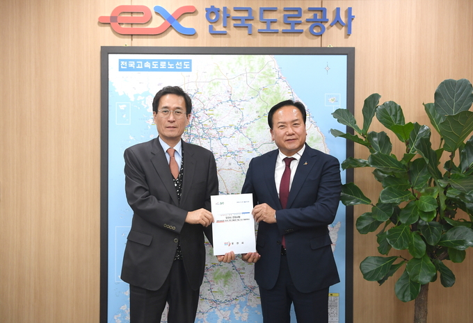 이권재 오산시장(오른쪽)과 함진규 사장이 기념촬영을 하고 있다. (사진=오산시 제공)