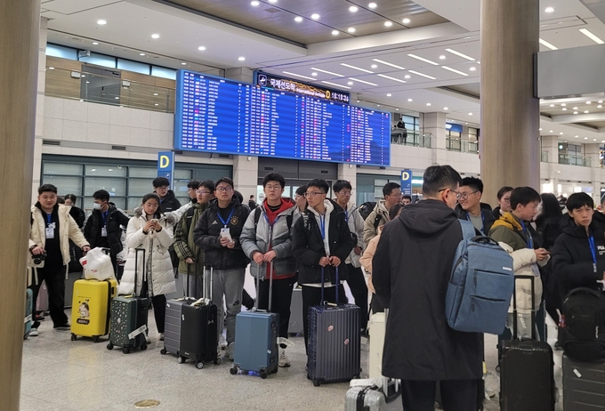 경기도 방문 중국 청소년들이 입국해 이동하고 있다. (사진제공=경기관광공사)