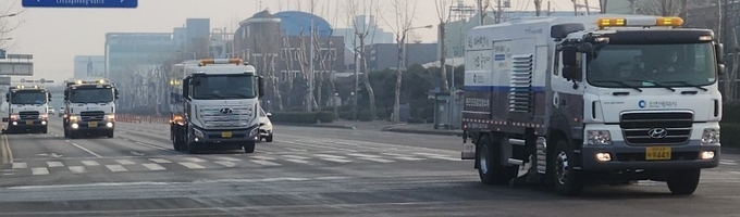 도로 청소차량. ( 사진 = 인천시 제공 )
