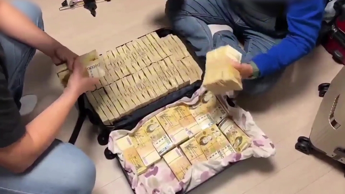  불법 성매매 광고 사이트를 운영한 총책의 주거지에서 발견된 범죄수익금. (사진=경기남부경찰청 제공)