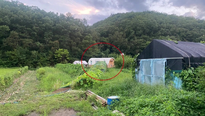  불법 성매매 광고 사이트를 운영한 총책이 추적을 피하고자 제작한 농막. (사진=경기남부경찰청 제공)