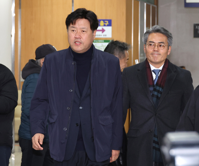 30일 ‘대장동 개발 비리 의혹’ 첫 재판에 출석하고 있는 김용 전 민주연구원 부원장. (사진=연합뉴스 제공)