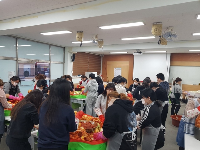 용인교육지원청이 ‘사랑의 김장 나누기’행사를 실시하고 있다. (사진=용인교육지원청 제공)<br>
