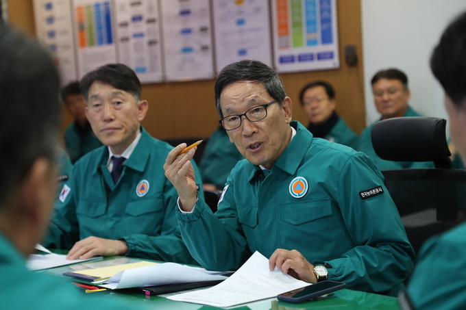 30일 오전 이병호 한국농어촌공사 사장이 공사 재난안전상황실에서 경주 지진 현황 및 주요 조치사항을 점검하는 모습. (사진=한국농어촌공사 제공)