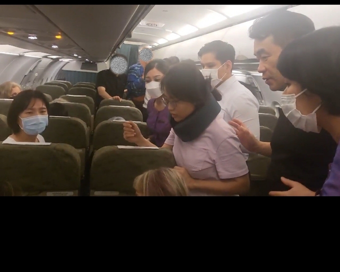수원마을 의료봉사단 의료진이 기내에서 응급환자를 살펴보고 있다. (사진=수원시 제공)