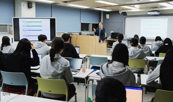 화성시가 AI시대에 맞춰 빅데이터 인재 양성을 위한 학생및 교직원을 대상으로 ' 데이터 교육'을 실시했다.(화성시제공)