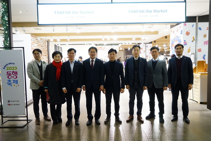  현대백화점 판교점에서 열린 경기 '더마켓 판판 SHOP'에 참석한 관계자들과 단체사진을 찍고있는 이상청 경기지방중소벤처기업청 청장(왼쪽에서 4번째). (사진=경기지방중소벤처기업청 제공) 