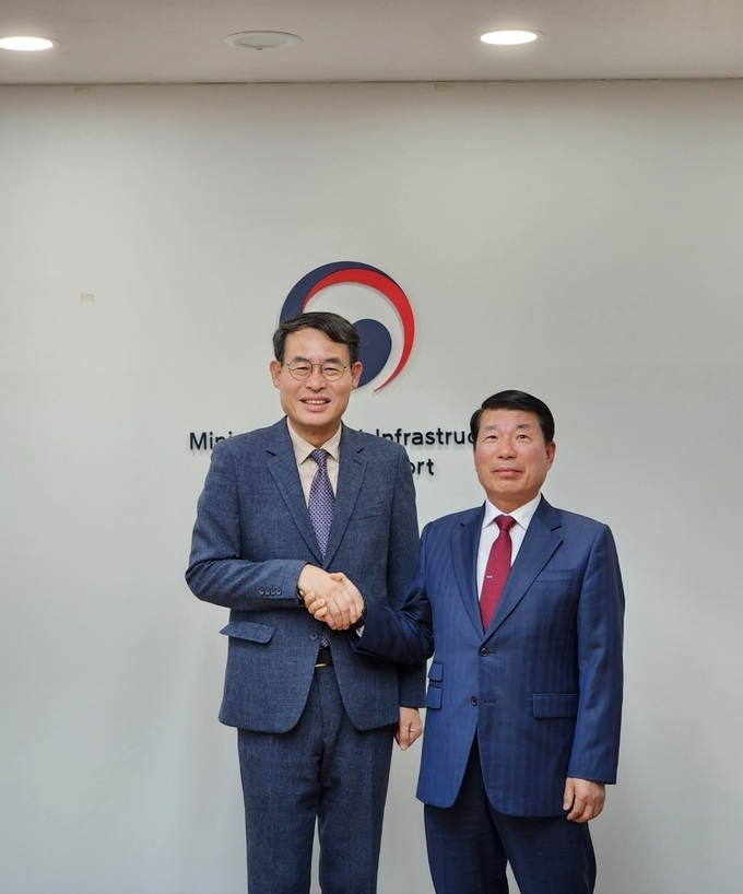 백경현 구리시장(사진 오른쪽)이 지난 30일 강희업 대도시권광역교통위원회 위원장을 만나 토평2·갈매권역 개발에 따른 광역교통개선 대책 등을 협의하고 지원대책을 요청했다.(사진=구리시 제공)
