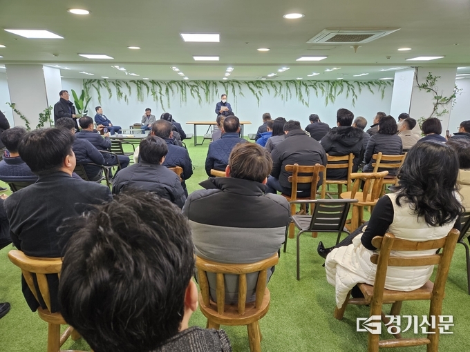 경영난을 겪고 있는 구리 '시민마트' 운영진이 1일 기자회견을 열고 자구책 마련 등 운영에 관한 입장을 발표하고 있다. (사진=신소형 기자)