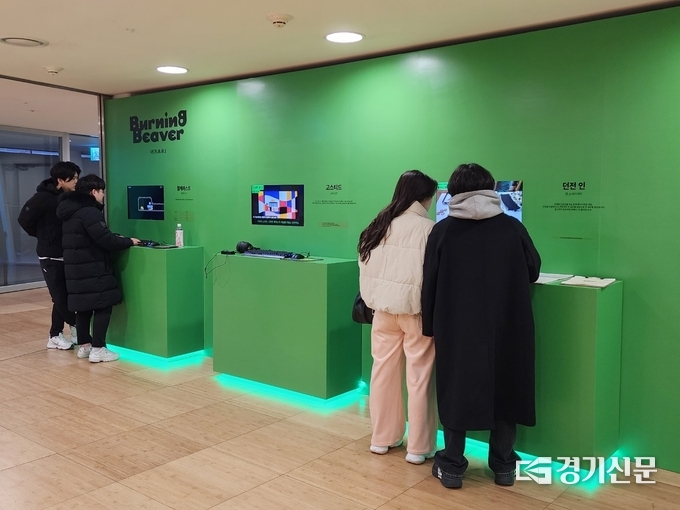 기획전시관 'Ver.0.0.1'에서 관람객들이 인디게임을 체험하고 있다. (사진=이효정 기자)