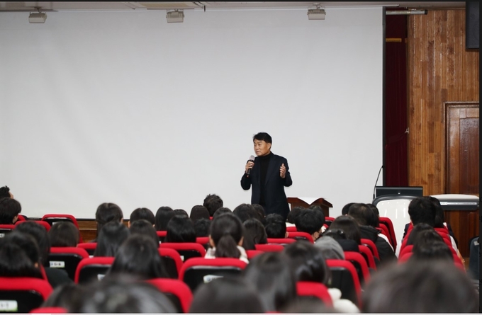 하은호 군포시장 군포e비즈니스고 초청 특별 강연을 히고 있다. (사진=군포시 제공)