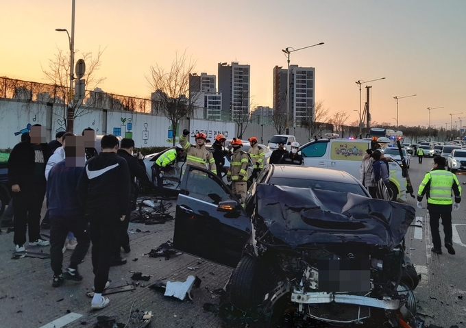 지난 2일 인천 서구 가정동 연희크리켓경기장 앞 사거리에서 7중 추돌사고가 발생해 소방당국이 출동했다. ( 사진 = 인천소방본부 제공 )