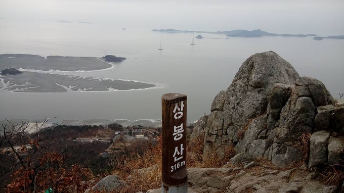 상봉산 정상에서 바라본 석모도 해역.