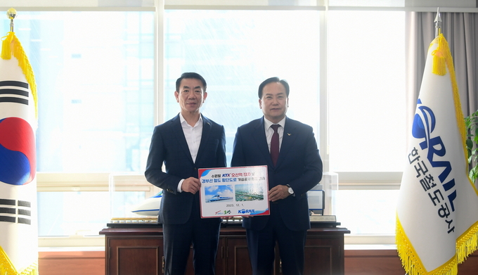 이권재 오산시장이 한국철도공사 한문희 사장을 찾아 수원발KTX 오산정차·GTX-C 오산연장을 적극협조를 건의했다. (사진=오산시 제공)
