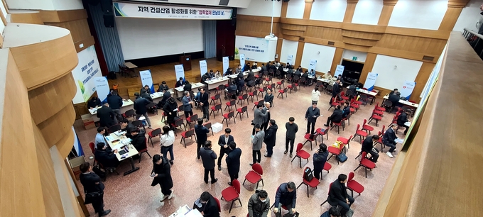 대형건설사들이 지역 협력업체 만남의 날을 통해 인천지역 건설사들과 만나고 있다. ( 사진 = 인천시 제공 )