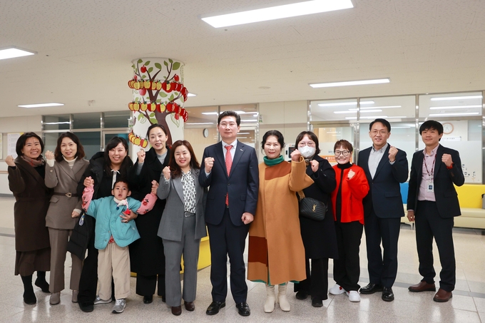 이상일 용인시장이 특수학교인 ‘다움학교’를 방문한 가운데 기념촬영이 진행되고 있다. (사진=용인시 제공)