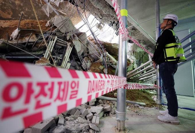 인천시 서구 검단신도시 모 아파트 신축 공사장에서 국토교통부 사고조사관이 현장 점검을 하고 있다. (사진=연합뉴스 제공)