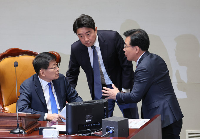서삼석 국회 예산결산위원장과 여야 간사인 송언석 국민의힘 의원(오른쪽), 강훈식 더불어민주당 의원. (사진=연합뉴스)