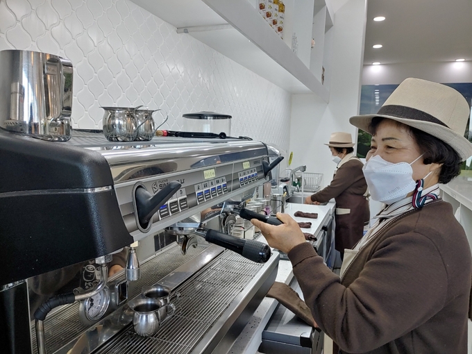 시흥시 노인일자리사업 실버카페. (사진=시흥시 제공)