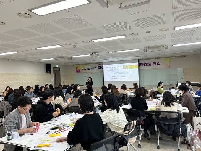화성오산교육지원청 위(Wee)센터는 최근 두회에 걸쳐 ‘2023학년 하반기 전문상담(교)사 역량강화 연수’를 개최했다. (사진=화성오산교육지원청 제공)