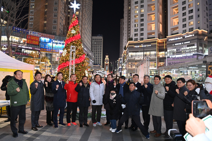 이현재 시장이 크리스마스 트리 점등식에 참석해 기념사진을 촬영하고 있다. (사진=하남시 제공)