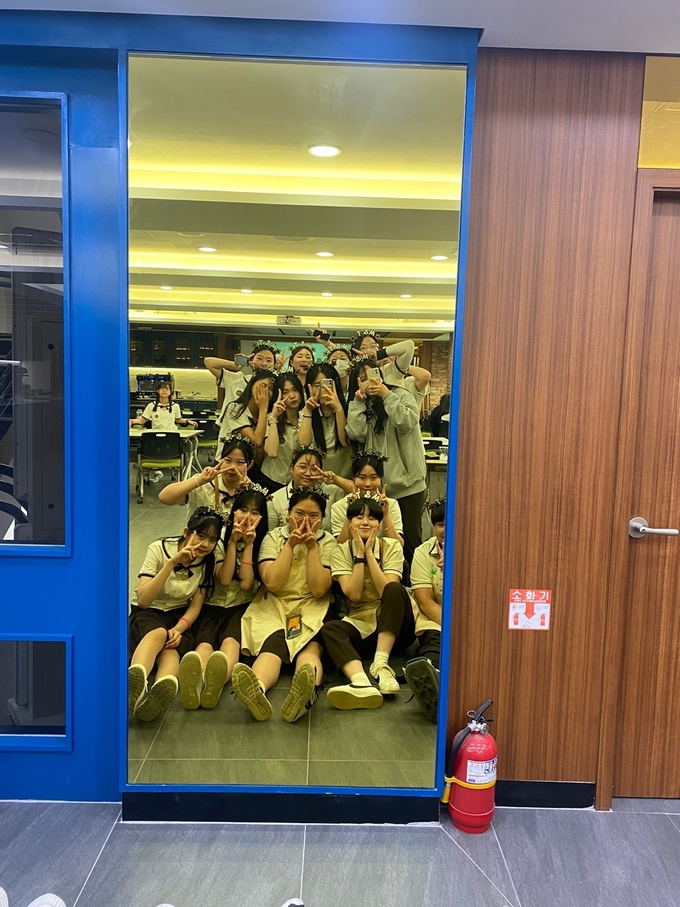 매향여자정보고등학교 학생들이 축제 중 행복한 시간을 보내고 있다. (사진=매향여자정보고등학교 제공)
