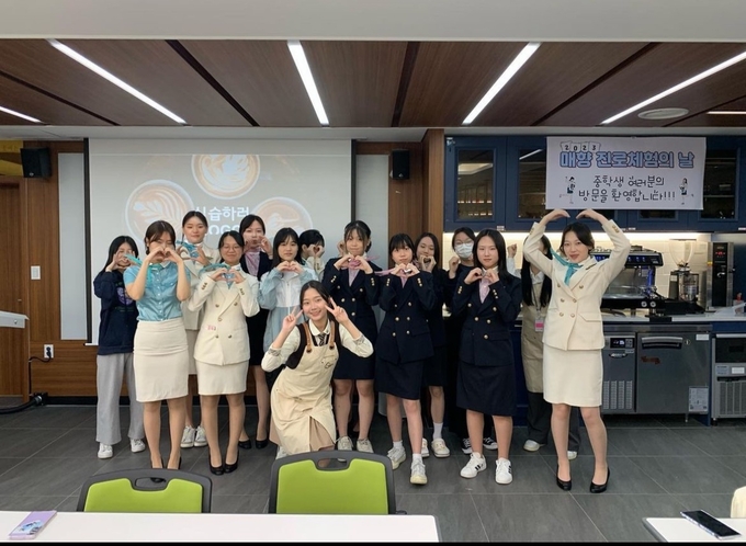 매향여자정보고등학교 동아리 학생들이 진로체험의 날 프로그램을 진행하고 있다. (사진=매향여자정보고등학교 제공)