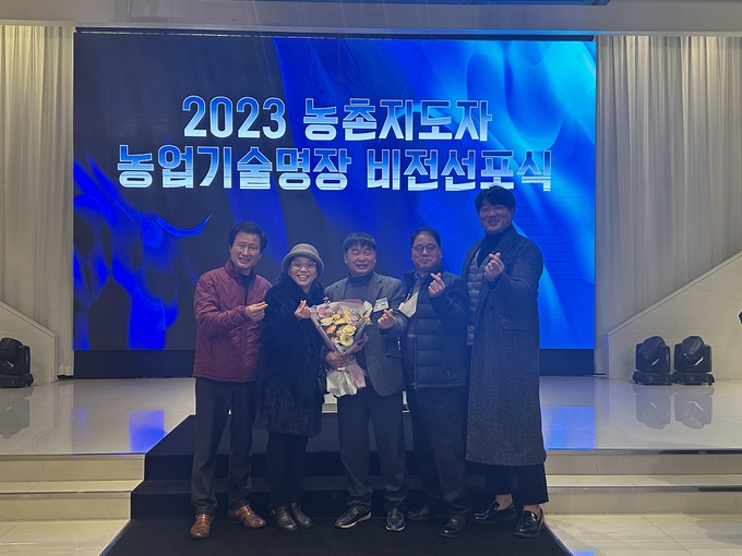 양예종 가평군 조종면농촌지도자회장이 농업기술명장 비전선포식에서 2023년 농촌지도자 농업기술명장 포도분야 인증서를 수여받고 있다. (사진=가평군농업기술센터 제공)