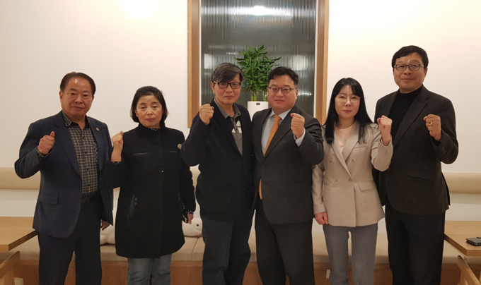 3일 김포시 장기동에서 김경미 김포서울편입시민연대 위원장, 강경철 고양서울편입추진위원장, 김기윤 하남감일·위례 서울편입추진위원장이 서울편입을 위한 공동연대에 뜻을 모으고 기념촬영을 하고 있다. (사진=하남감일위례 서울편입추진위원회)