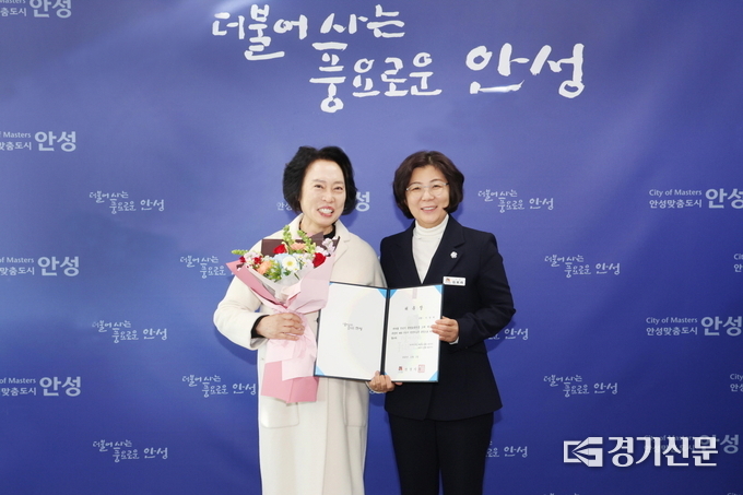 평생학습관장 위촉장 수여 모습. (사진=안성시 제공)