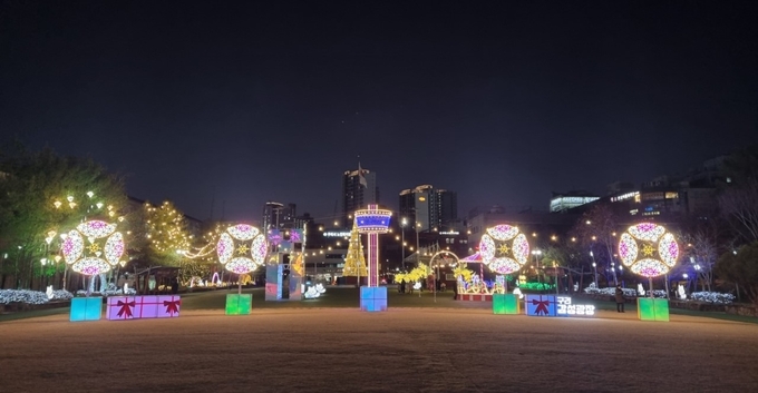 ‘2023년 제1회 구리 빛 축제’ 점등식이 2일 구리광장에서 개최됐다. 축제는 오는 26일까지 계속된다. (사진=구리시 제공)