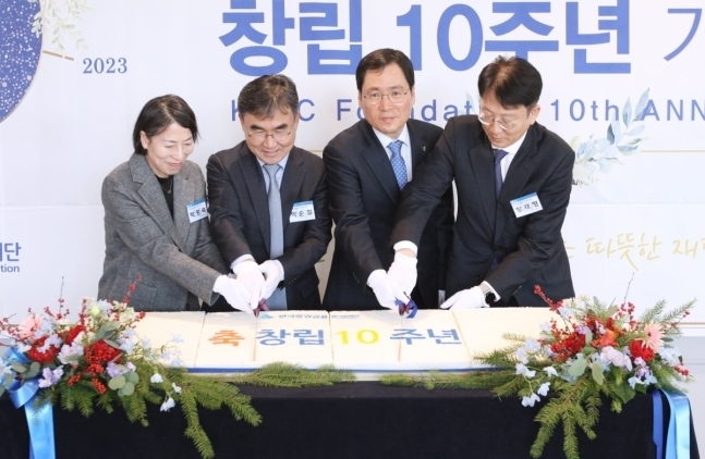 윤창호 한국증권금융 꿈나눔재단 이사장(가운데)과 재단 임원들이 창립 10주년 기념식에서 기념촬영을 하고 있다. (사진=한국증권금융 제공)