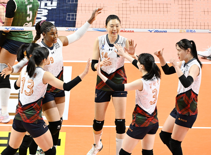 프로배구 여자부 수원 현대건설이 7일 수원체육관에서 열리는 도드람 2023~2024 V리그 여자부 정규리그 3라운드에서 김천 한국도로공사와 홈 경기를 치른다. (사진=한국배구연맹 제공)