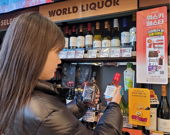 이마트24 매장에서 고객이 위스키를 구입하고 있다. (사진=이마트24 제공)