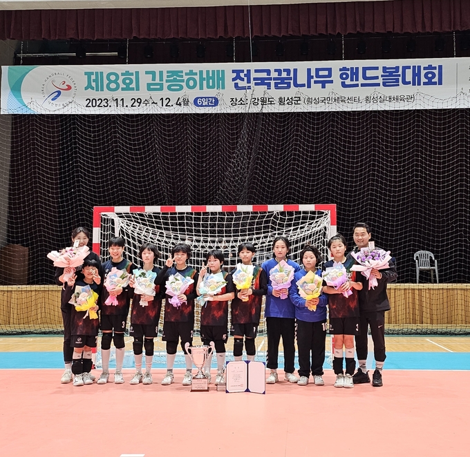 지난 4일 강원도 횡성군 횡성국민생활체육센터에서 막을 내린 제8회 김종하배 전국꿈나무핸드볼대회에서 여자부 준우승을 차지한 의정부 가능초 선수들이 기념사진을 찍고 있다. (사진=대한핸드볼협회 제공)