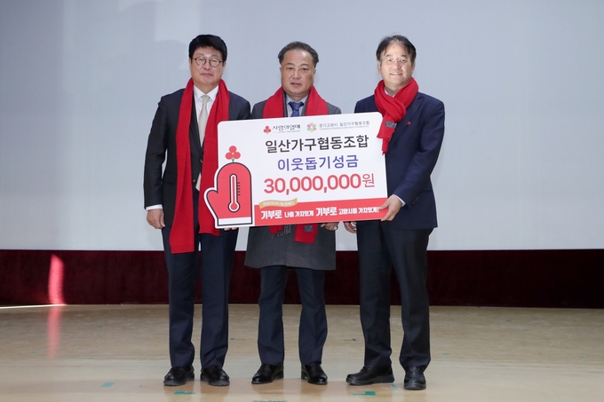 일산가구협동조합 강점희 이사장이 이동환고양시장(오른편)에게 성금을 전달하고 있다. (사진=고양시 제공)<br>
