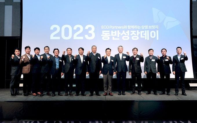 박경일 SK에코플랜트 사장(오른쪽 6번째), 자회사 대표, 우수 비즈파트너 수상업체 대표 등이 기념촬영을 하는 모습. (사진=SK에코플랜트 제공)