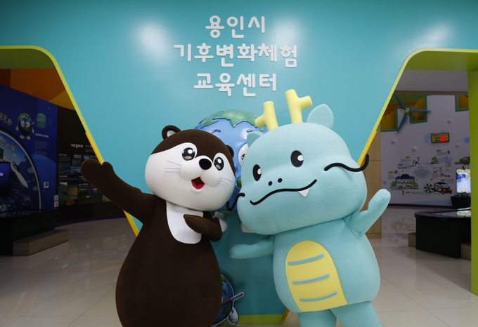용인특례시 공식 캐릭터 ‘조아용’과 삼성전자 ESG 마스코트 ‘달수’가 기후변화센터에서 포즈를 잡고 있다. (사진=용인시 제공)<br>
