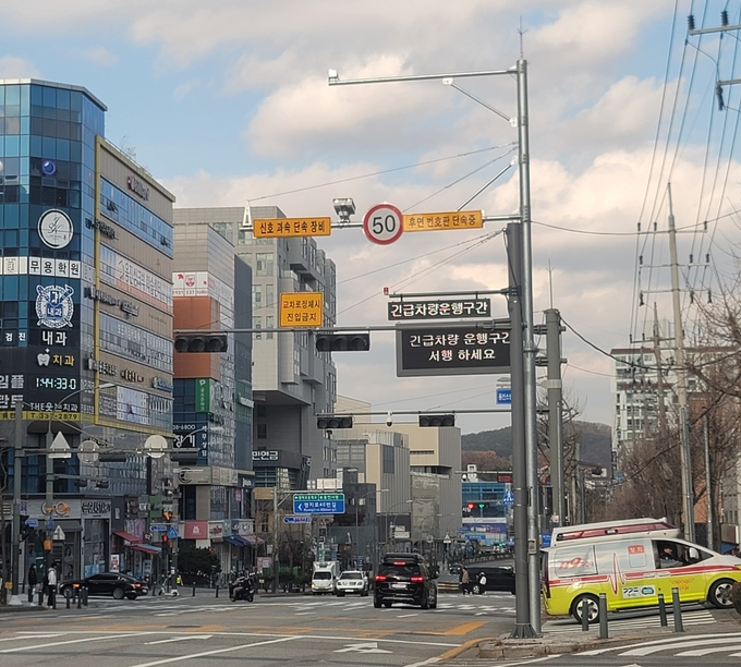 용인시 내 교차로에 무인 교통단속 카메라가 설치됐다. (사진=용인시 제공)