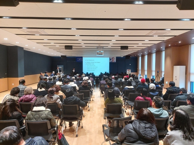 지역주민들 150여명이 참석한 가운데 강연 및 토론회가 뜨거운 분위기속에 열리고 있다. (사진=곽상욱 전 오산시장 사무실 제공)