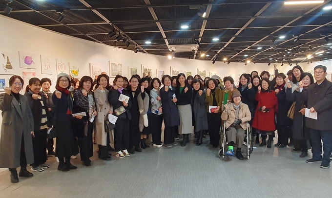 군포문화재단이 수리산상상마을에서 '수강생 작품 전시회'를 개최하고 있다. (사진=군포문화재단 제공)