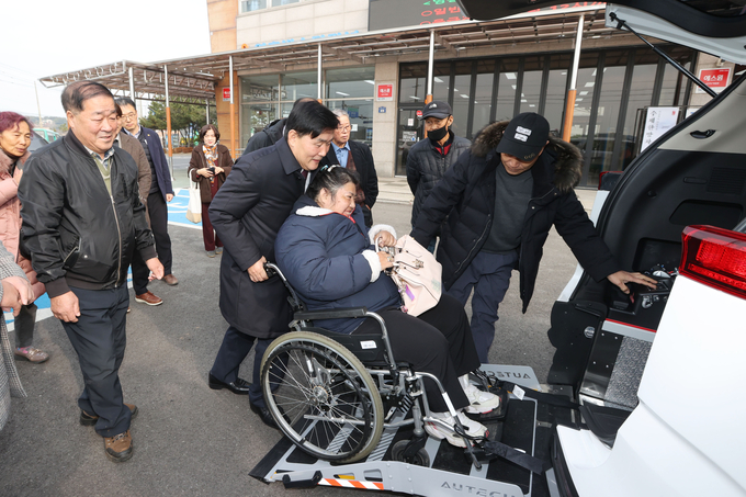 5일 인천 옹진군 영흥면 주민자치센터 앞에서 문경복 옹진군수가 장애인 콜택시 이용자를 차량에 태우고 있다. ( 사진 = 옹진군 제공 )