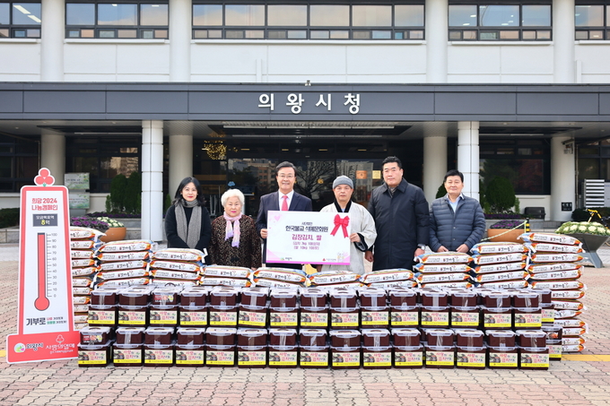 석예문화원이 의왕시에 900만 원 상당의 김장김치(7kg, 108상자)와 쌀(10kg, 108포)을 전달하고 있다. (사진=의왕시 제공)