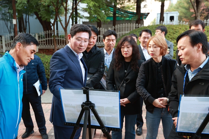 25일 학부모와의 간담회에서 요청받은 현장 방문 약속을 지킨 이상일 용인특례시장이 백현초등학교를 찾아 학부모들과 의견을 교환하고 있다. (사진=용인시 제공)