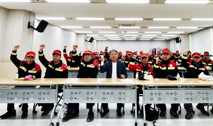 인천 계양구는 지난 2일 법정 산불 조심 기간 산불예방 총력 대응을 위해 산불전문예방진화대·산불감시원과 간담회를 개최했다. ( 사진 = 계양구 제공 )