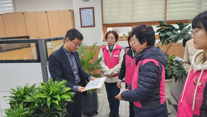 기자회견을 마친 학비노조 인천지부는 갑질 조사 요청서와 의견서를 인천시교육청에 전달했다. ( 사진 = 학비노조 인천지부 제공 )