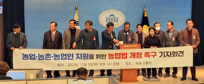 전국농축협조합장들이 5일 국회 소통관에서 ‘농업·농촌·농업인 지원을 위한 농협법 개정 촉구 기자회견’을 준비하고 있다. (사진=김한별 기자)