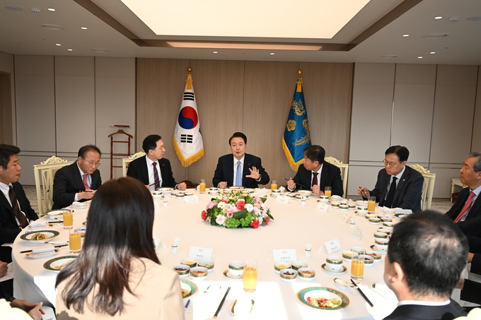 윤석열 대통령과 국민의힘 지도부, 용산 대통령실 2기 참모진은 5일 용산 대통령실에서 비공개 오찬을 가지고 소통 체계 강화에 뜻을 모았다. (사진=국민의힘 제공)