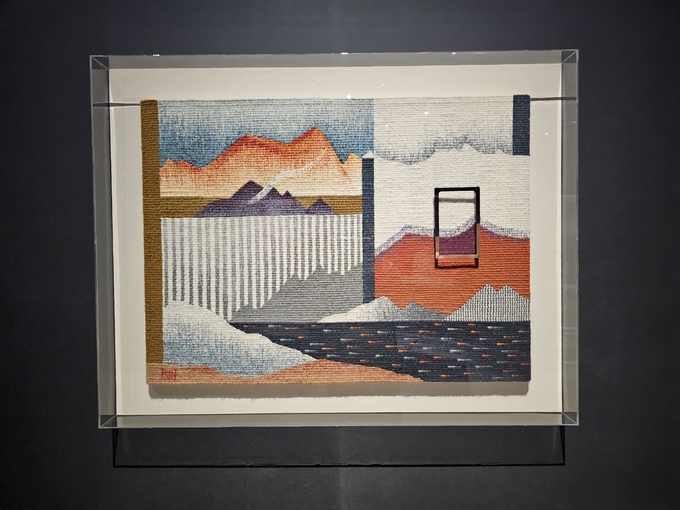 산의 정기, 1996, 모사, 금속; 태피스트리, 작가 소장. (사진=고륜형 기자)