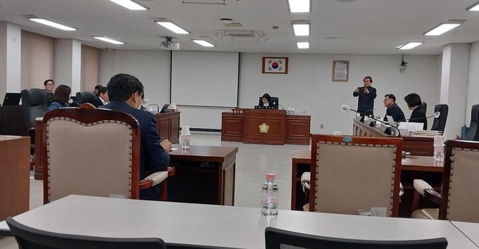 김포시의회 행복위 예산심사위원회가 지난 29일 중단된 이후 5일 속개된 심사에서 유매희 위원이 질의 하고 있다. (사진=천용남기자)<br>
